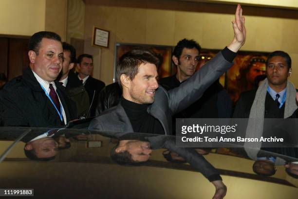 Tom Cruise during "The Last Samurai" - Paris Premiere - Outside Arrivals at Grand Rex in Paris, France.