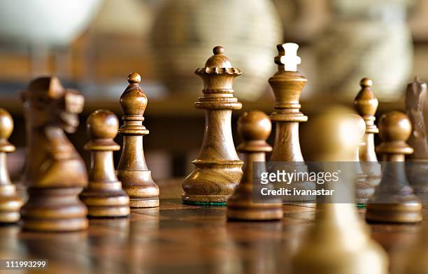 schach-spiel-strategie und entscheidungsfindung an - chess pieces stock-fotos und bilder