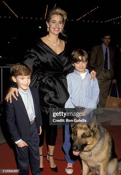 Lorraine Bracco, Elijah Wood, Joe Mazzello and "Shane" The Dog