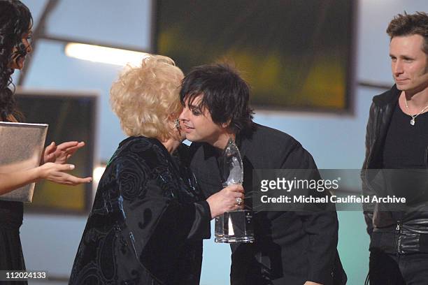 Green Day accepts award for Favorite Group from Doris Roberts