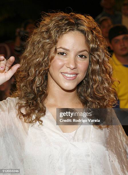 Shakira Premio Lo Nuestro Photos and Premium High Res Pictures - Getty