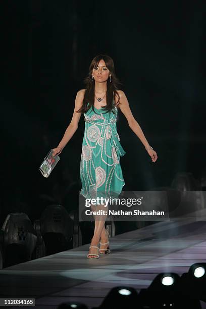 Yu Fujii wearing Joias during the Tokyo Girls Collection by girlswalker.com 2006 Spring/Summer