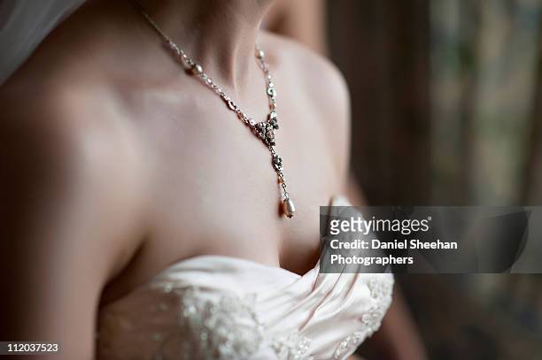 detail of bride waiting - collana foto e immagini stock