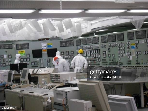 Technicians work in the control room for Unit 2 of Fukushima Daiichi Nuclear Power Station on March 26, 2011 in Fukushima in Japan.