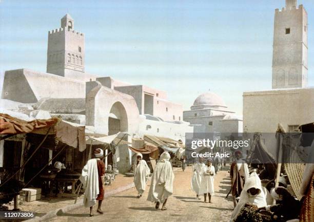 Kairwan, Tunisia, c. 1900 : mosque.