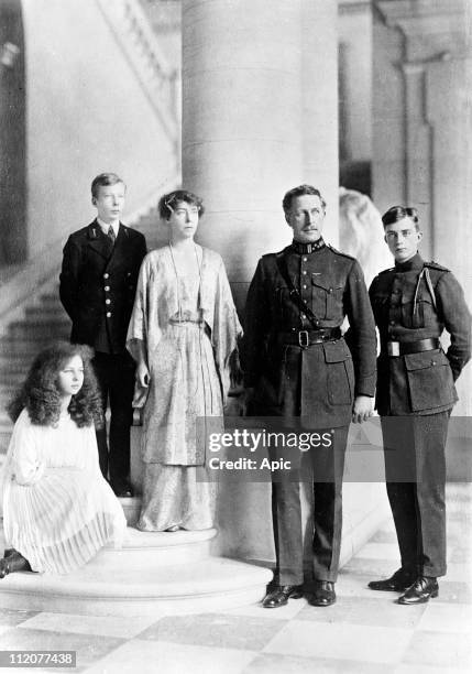 King Albert 1st of Belgium with his wife Elisabeth and their children Marie-Jose, Queen of Italy, Prince Charles Theodore and future king futur roi...