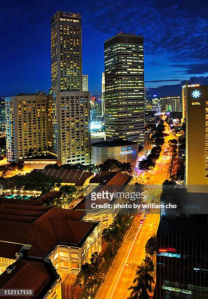 blue hour at the central business district o singa - raffles hotel stockfoto's en -beelden