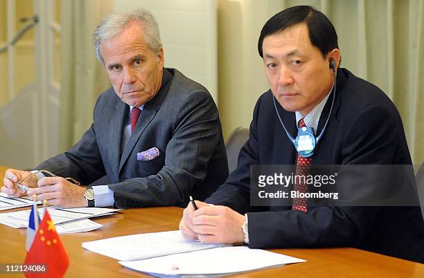 Philippe Louis-Dreyfus, president of Louis Dreyfus Armateurs SAS, left, listens with Dong Qiang, vice president of China Shipbuilding Industry Corp.,...