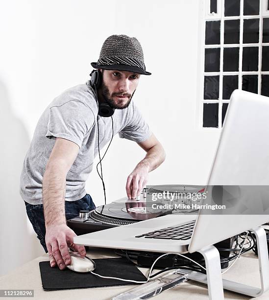 male dj using laptop and decks - dj decks stock-fotos und bilder