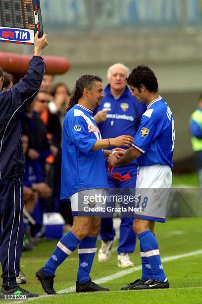 Roberto Baggio of Brescia replaces Josep Guardiola of Brescia for his return from a career threatening injury during the Serie A match between...