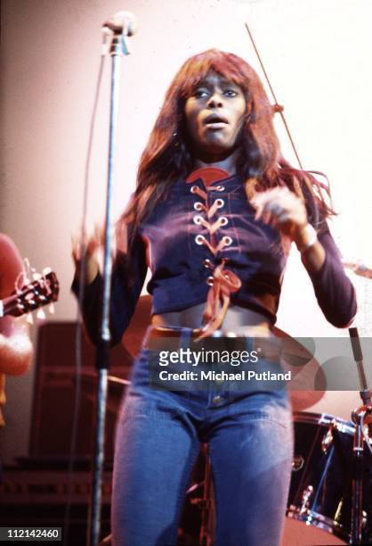 Claudia Lennear performs on stage, London, 1971.