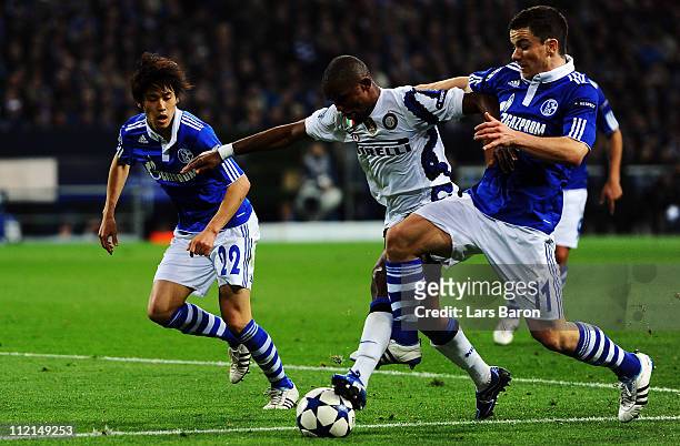 Samuel Eto'o of Inter is challenged by Atsuto Uchida and Alexander Baumjohann of Schalke during the UEFA Champions League quarter final second leg...
