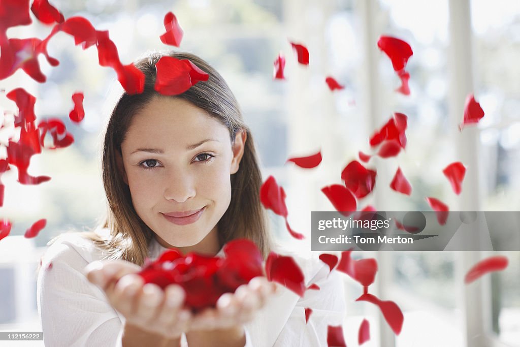 Mujer agarrando puñado de flor pétalos