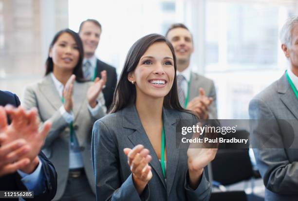 business-leute klatschen im seminar - business people cheering in office stock-fotos und bilder