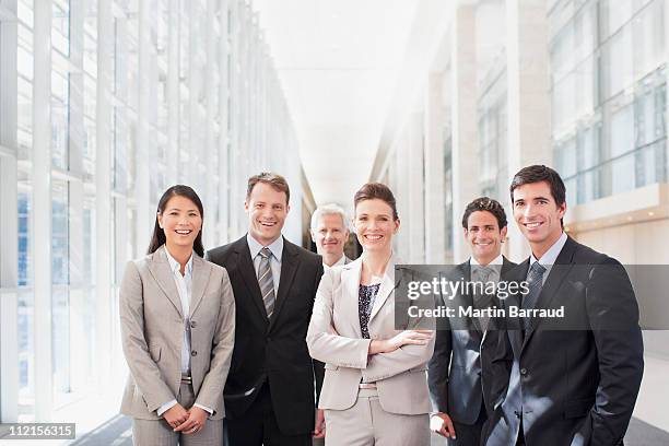 uomini d'affari in piedi in ufficio - abbigliamento da lavoro formale foto e immagini stock
