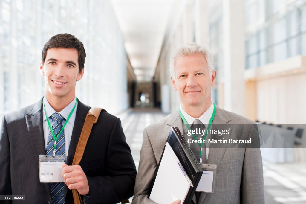 Hommes d'affaires debout ensemble dans le bureau