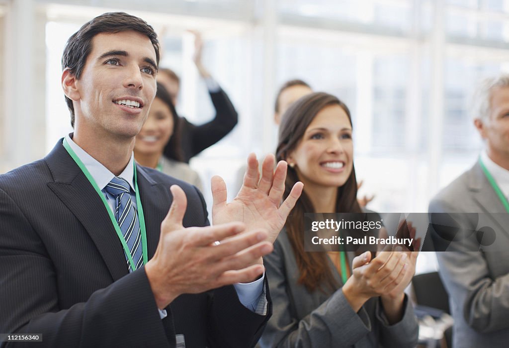 Taper dans les mains de gens d'affaires au séminaire dans le bureau