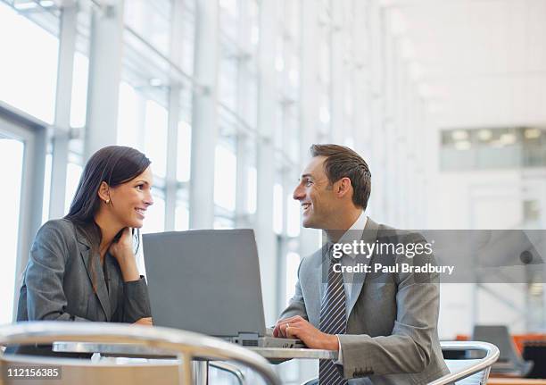 gente de negocios trabajando juntos en la cafetería - business man profile fotografías e imágenes de stock