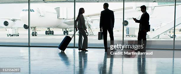 empresários com mala no aeroporto - viagem de negócios imagens e fotografias de stock