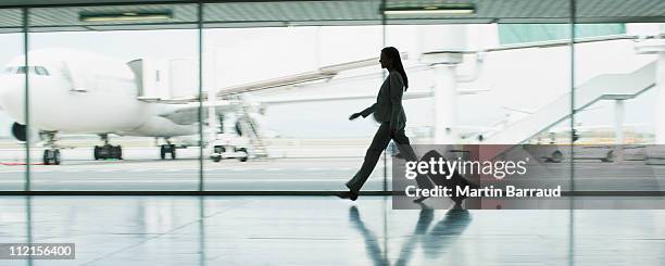 mulher de negócios com a mala no aeroporto - viagem de negócios imagens e fotografias de stock