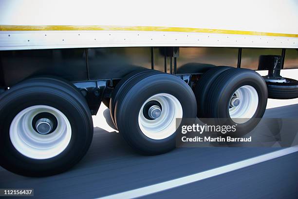 speeding tires on semi-truck - vrachtwagen banden stockfoto's en -beelden