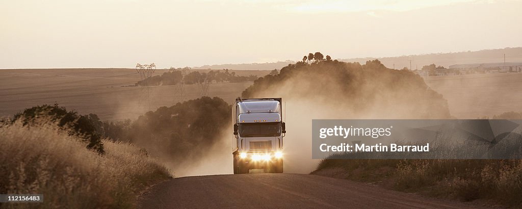 Semi-camion guida su Strada in terra battuta