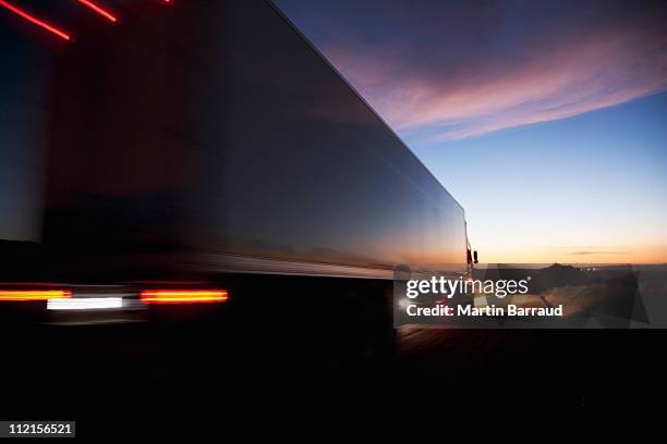 camião articulado aceleração na estrada remoto - semi truck imagens e fotografias de stock