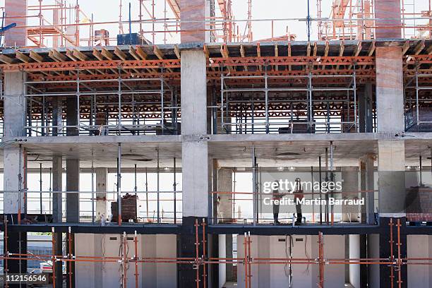 trabajadores de la construcción en sitio de construcción estrechándose las manos - scaffolding fotografías e imágenes de stock