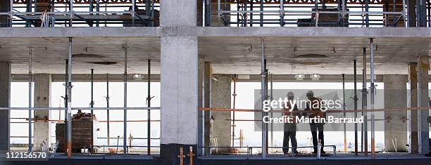 conjunto de trabalhadores de construção permanente no local de construção - estrutura construída imagens e fotografias de stock