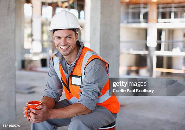 bauarbeiter, die kaffeepause auf baustelle - bauarbeiter helm stock-fotos und bilder