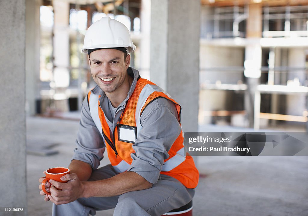 Travailleur de la construction d'une pause-café sur site de construction