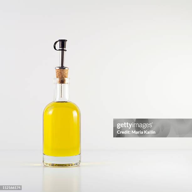 olive oil in glass bottle - olijfolie stockfoto's en -beelden