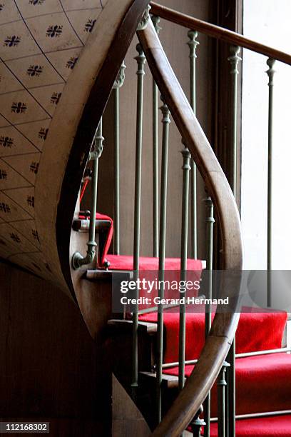 spiral staircase - red carpet stairs stock pictures, royalty-free photos & images