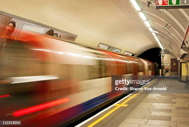 going underground - londoner u bahn stock-fotos und bilder