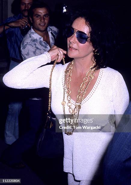 Elizabeth Taylor leaving her hotel in New York