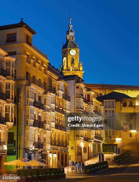 spain, vitoria-gastiez, town square at dusk - vitoria stock-fotos und bilder