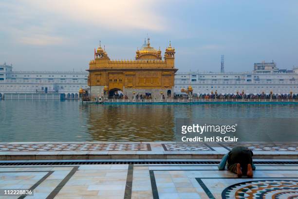 lake and golden temple - golden temple india stock-fotos und bilder