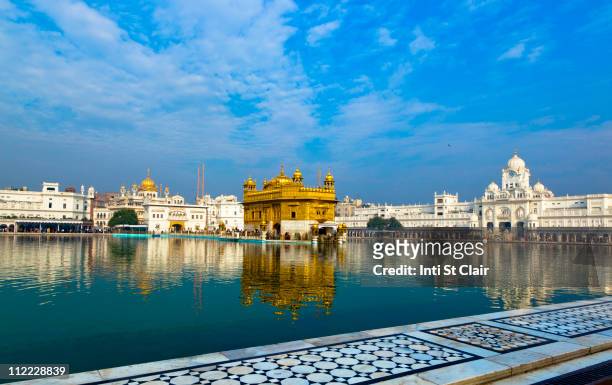 lake and golden temple - amritsar imagens e fotografias de stock