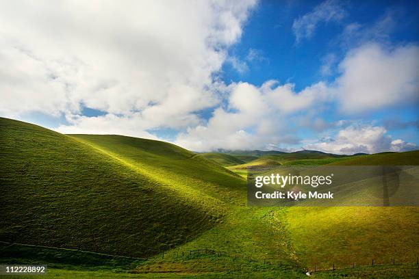 rolling green hills - sacramento california del norte fotografías e imágenes de stock