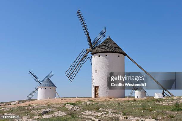 spain, toledo province, castile-la mancha, view of windmill at campo de criptana - campo de criptana stockfoto's en -beelden