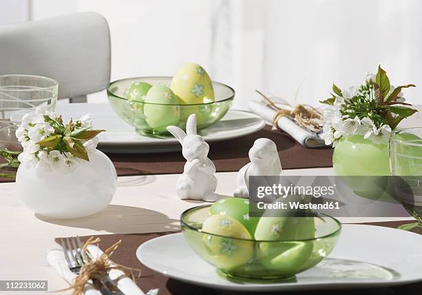 dining table with easter breakfast setting - easter table stock-fotos und bilder