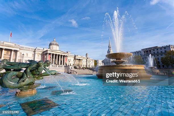 great britain, england, london, trafalgar square, view of fountain at national gallery museum - trafalgar square fotografías e imágenes de stock