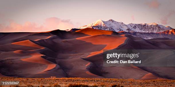 sand dunes and mountain peaks. great sand dune national park, alamosa, colorado. - alamosa county stock pictures, royalty-free photos & images