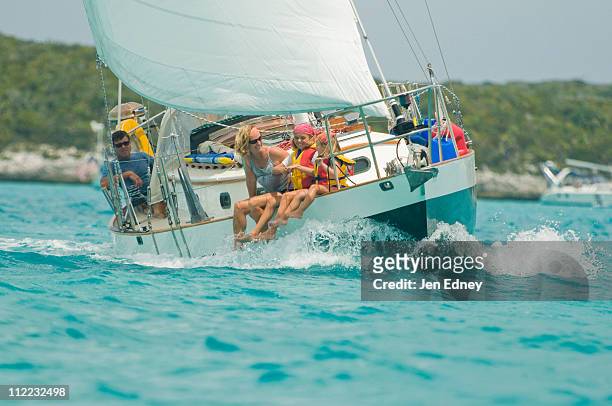 a family out for a day sail in georgetown, exumas - georgetown bahama's stockfoto's en -beelden