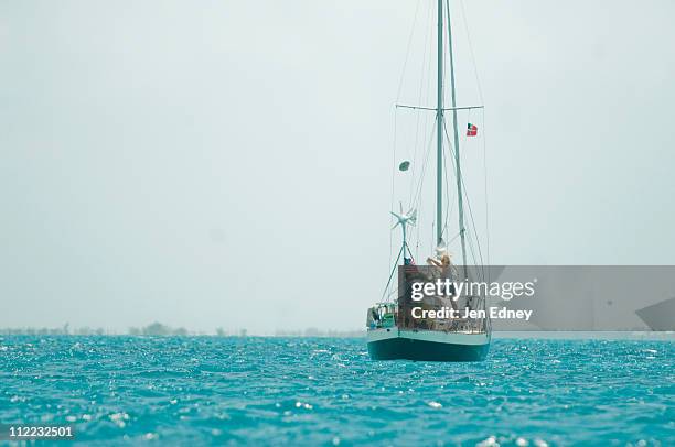 a family out for a day sail in georgetown, exumas - georgetown bahama's stockfoto's en -beelden