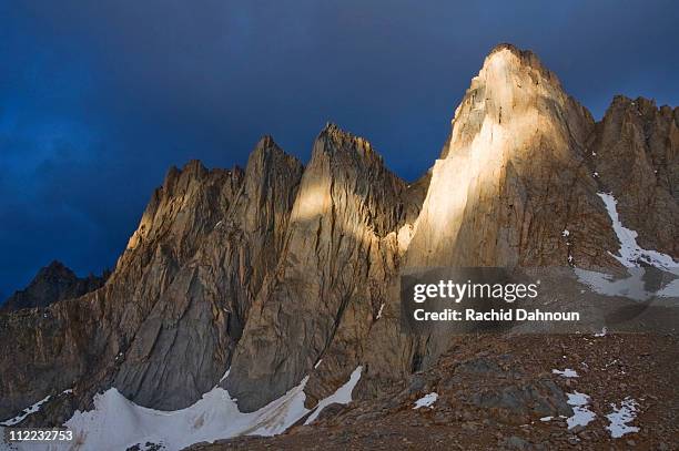 a storm produces dramatic light on mount whitney and the keeler needle in the eastern sierra, ca. - berg mount whitney stock-fotos und bilder