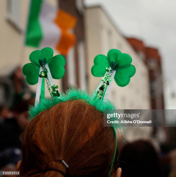 green shamrocks on saint patrick's day - día de san patricio fotografías e imágenes de stock