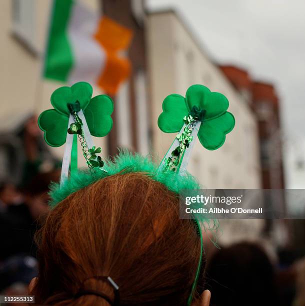 green shamrocks on saint patrick's day - st patricks day 個照片及圖片檔