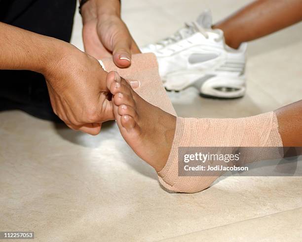 medical: pains and sprains - african american teen stockfoto's en -beelden