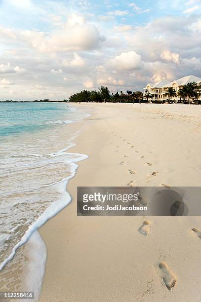 scena della spiaggia ingombro - grand cayman islands foto e immagini stock